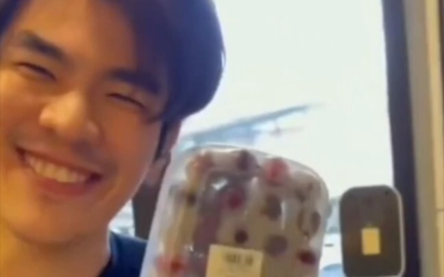 apo"你喜欢的，我都留给你"pmile看到老婆有留给他，眼里藏不住的开心。