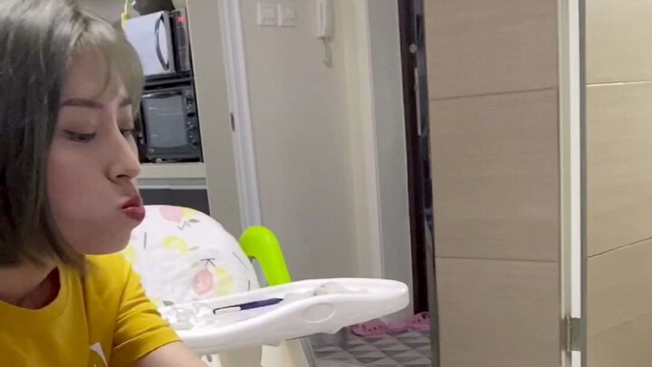 I admire the way Sister Lu eats pizza!