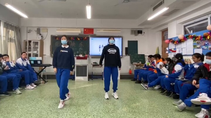 [Cover Dance] It’s so awkward to dance K-pop in a class where no one is into Korean entertainment (l