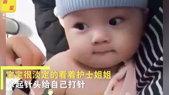 Bayi berusia delapan bulan tidak menangis atau rewel saat mendapat vaksin, hanya menguncupkan mulutn