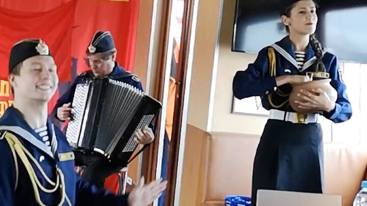 Performance on a boat on the Neva River in St. Petersburg: "China and Russia are friends forever"