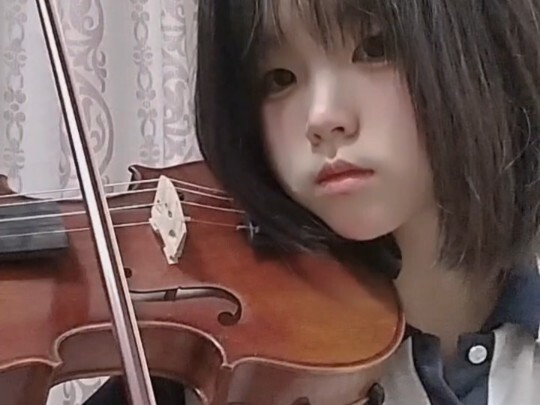 Học sinh lớp 11 chơi “Khi Gió Thổi” bằng violin tự học