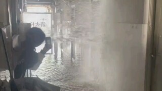 大学生在寝室里抗洪