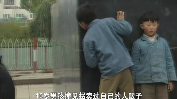 Sau khi trốn thoát, cậu bé bị bắt cóc lại cố tình tiếp cận kẻ buôn người, dùng trí tuệ siêu việt của