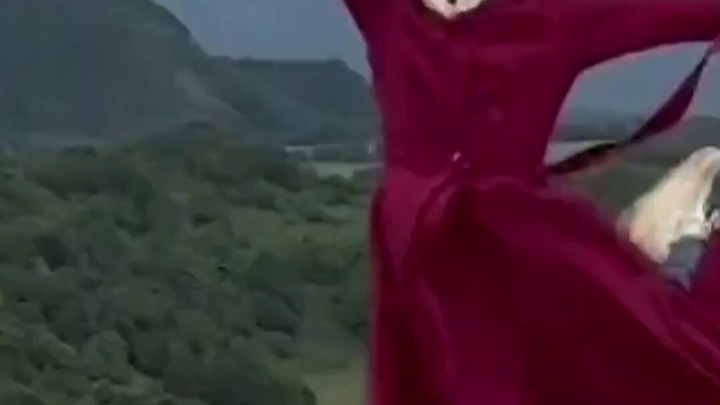 “สิบปีแห่งรักในขุนเขา: วัยเยาว์และกรงขังภายใต้รองเท้าส้นสูงสีชมพู”