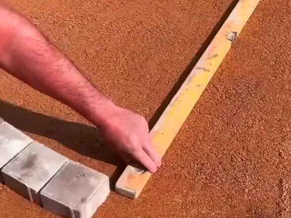 The process of paving courtyard permeable bricks