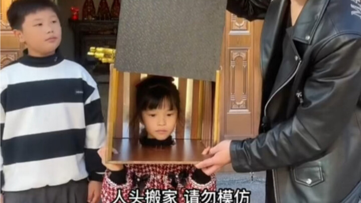 A bizarre scene unfolded on the street—little girl’s head just vanished!