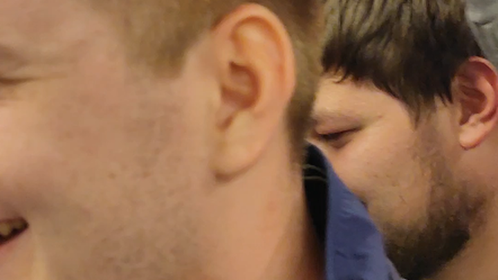 The Navi vs. Faze grand final has already begun—in a subway car!