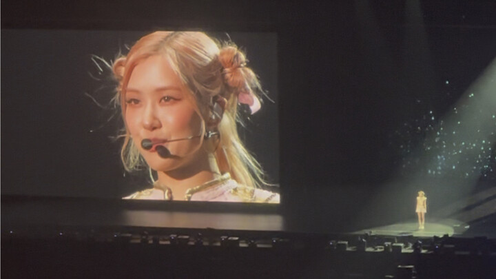 The moment Jisoo, who had been absent from Blackpink’s world tour in Osaka, appeared, the entire aud
