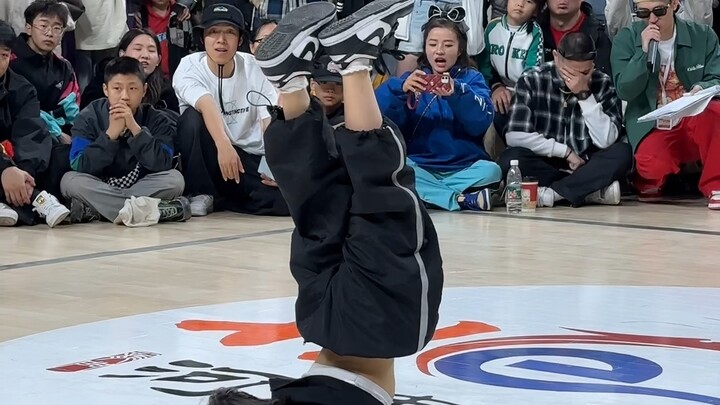 Girls nowadays are so good at dancing. A six-year-old street dance girl shocked the audience with a 