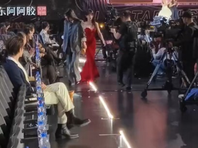 Gaya berpakaian Tian Xiwei ini benar-benar memesona! Langkahnya tegas dan penuh percaya diri, awalny