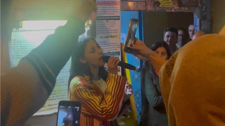 I was singing a Chinese song in a small alley in Morocco and was surrounded by passers-by. The atmos