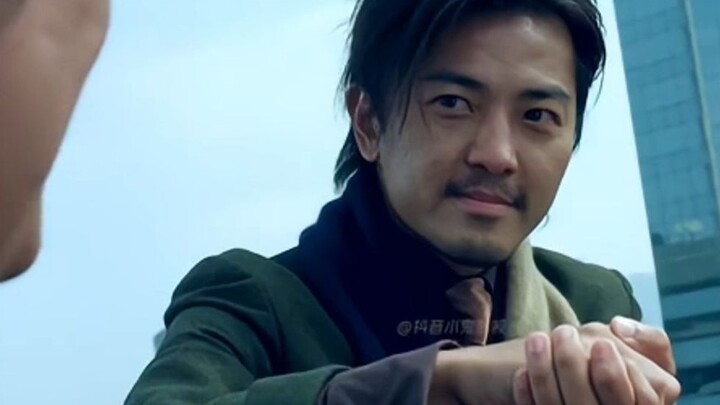 بعملة واحدة فقط، تمكن رجل من غسل دماغ خبير مفاوضات ودفعه للقفز من المبنى.