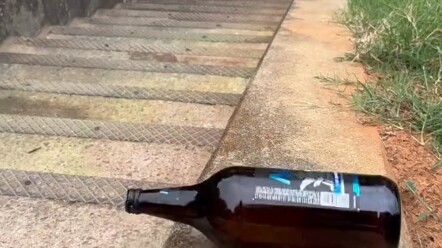 楼梯滚瓶子大赛