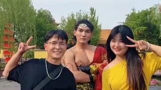 情侣在景区npc们面前亲亲，npc们破防了：本来挺开心的！