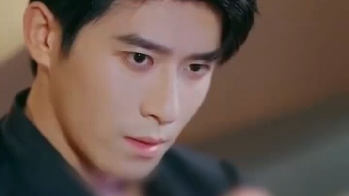 Malam hujan aku salah peluk pria misterius, ternyata dia paman Lu yang hancurkan keluargaku