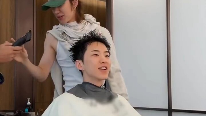 Minghao sendiri yang mencukur rambut Hoshi, sementara Junhui yang melepaskan cincinnya! Air mataku t