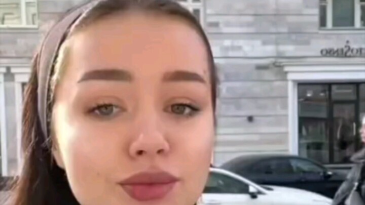 A foreign girl tells you that everything online is totally unreliable 😂