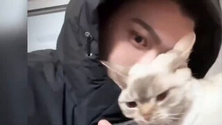 Ding Yuxi memegang ponselnya dan menggambar setiap kali dia punya waktu luang. Lucu sekali. Guru He 