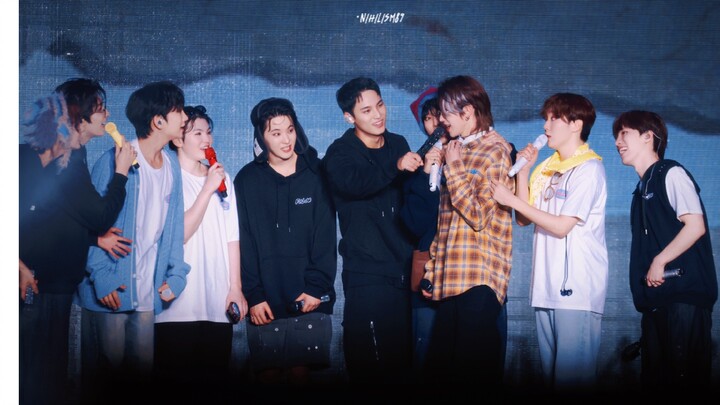 Đẩy lên hot search! Hug đại gia Từ Minh Hạo, từ trong đội bị ôm ra ngoài đội