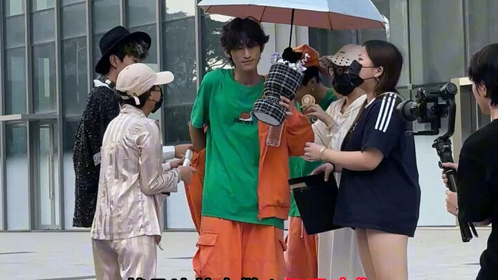 في موقع تصوير إعلان كريم الحماية من الشمس، اليوم طلب مني المخرج مرة أخرى أن ألعب دور المعلم المشهور،