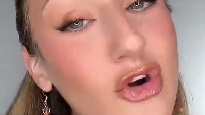 ทำไมเวลาแต่งหน้าแล้วหน้าดูเป็นปื้น แป้งตกร่องตลอดเลย?