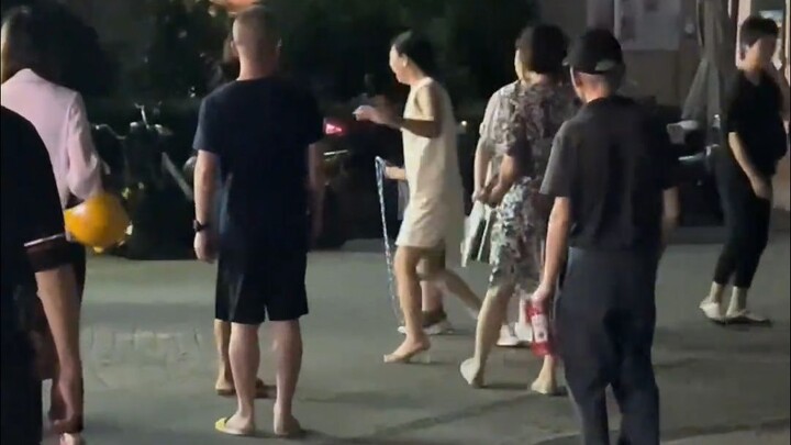 Netizens captured on camera a mother’s entire ordeal of finding her lost child!