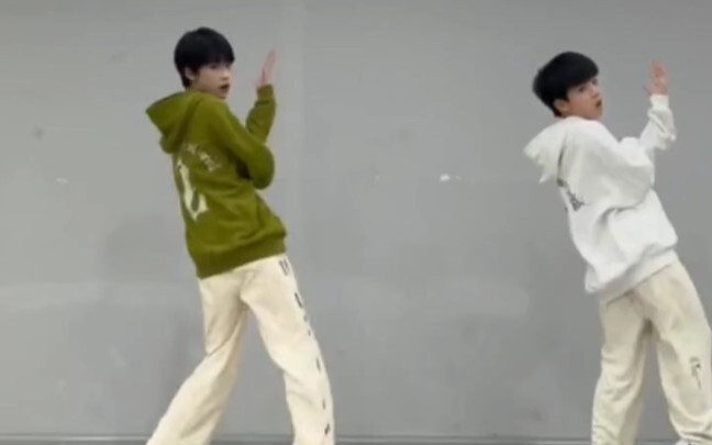 تحدي التغيير السريع في رقصة الفرق النسائية من قبل وانغ جون شي وزhang هان رو