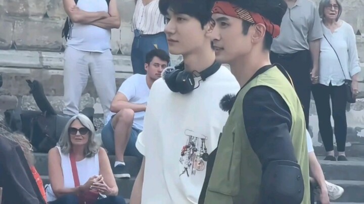 “ไม่ได้พูดเล่นนะ ถ้าเจอคนหล่อขนาดนี้ในชีวิตจริง ฉันคงเป็นลมไปเลย รูปจริงยิ่งหล่อกว่าในซีรีส์อีก” 【หล