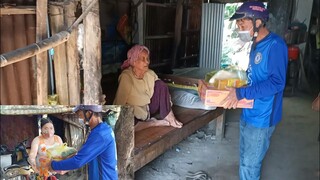 Vợ chồng Tư phát quà cho bà con nghèo