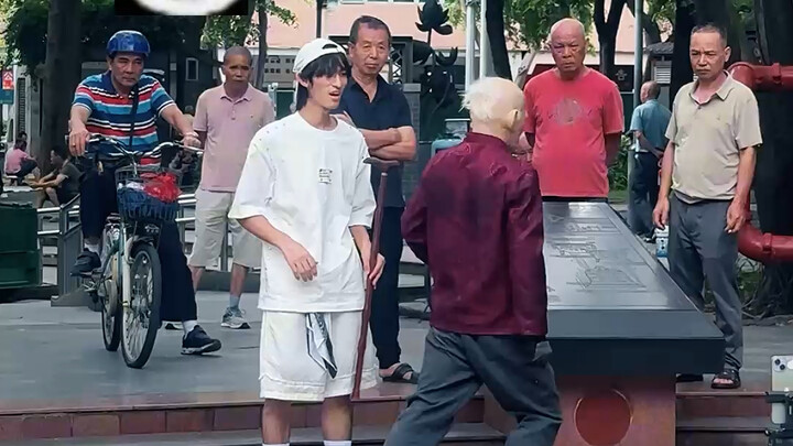 นึกว่าตัวเองหล่อสุดในงาน ทิ้งไปไม่คิดว่าจะมีคุณลุงระดับเทพโผล่มา!