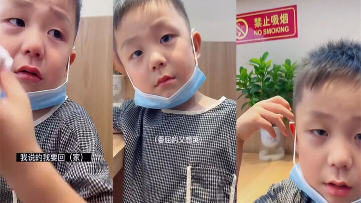 Mẹ dẫn con trai đi ăn mì ở nhà hàng, bé tủi thân bật khóc, chỉ vào bảng hướng dẫn của quán khiến cư 