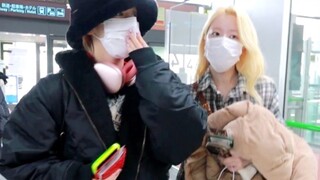GIDLE MAMA结束娃回韩机场，雨琦舒华牵手一起走！