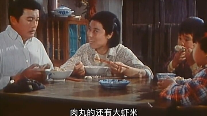 Istri memberi kakek makan bakpao kukus, sementara ia sendiri malah makan pangsit isi bakso dan udang