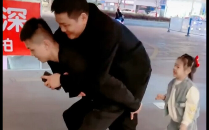 เมื่อเผชิญกับการกระทำสุดพีคของพ่อและพี่ชาย หยูเอ๋อร์ถึงกับใจสลาย! แต่ก็เห็นได้ชัดว่าเป็นครอบครัวที่ม