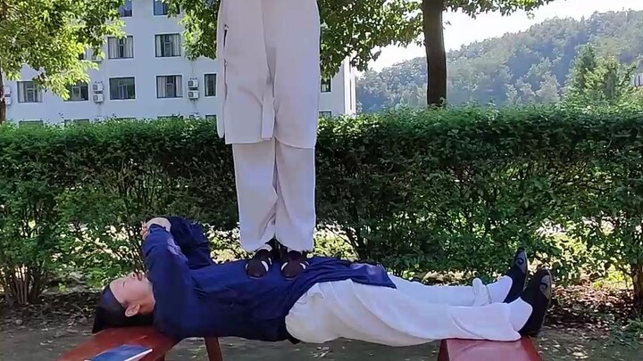 Chen Shixing’s signature iron‑plank bridge act embodies the spirit of master‑apprentice传承.
