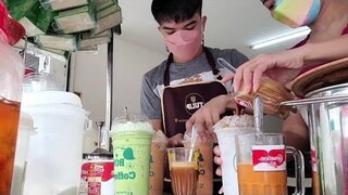 สองคนช่วยกันชงแทบไม่ทัน!ลูกค้ามาไม่ขาดสายใส่ถุงกระดาษหรือใส่แก้วก็อร่อยคุ้มค่าสมราคาค่ะ
