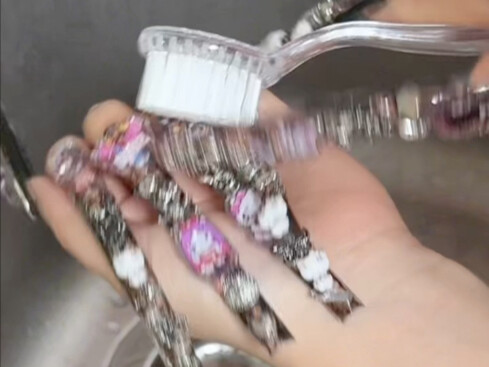 عملية غسل الأقدام قبل الطعام لدى فتيات شيبويا الساخنات