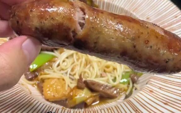 ช่วงหมูถูกเลยทำไส้กรอกเนื้อล้วนเยอะหน่อย พอคำนวณต้นทุนแล้วกลับแพงกว่าที่ขายอีก ฉันแทบอ้วกเลย...