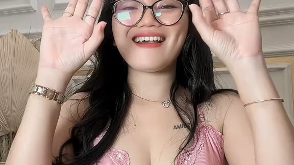 enak di peluk nii