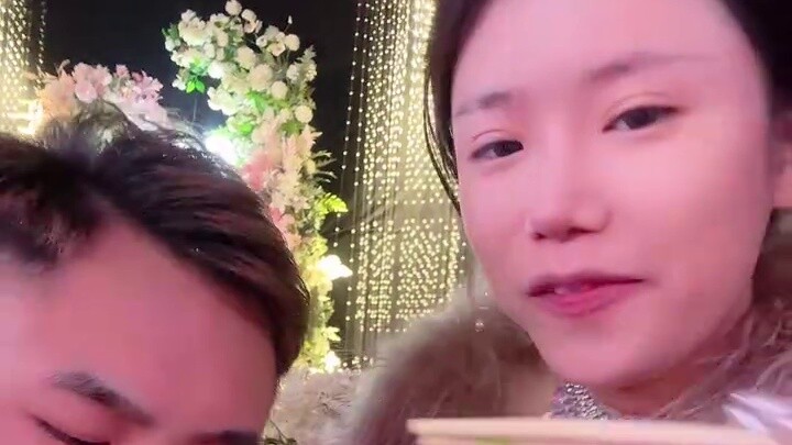 ในที่สุด เด็กสาวที่รู้สึกเสียใจต่อจีจี้ก็ได้รับงานเลี้ยงของตัวเองในที่สุด