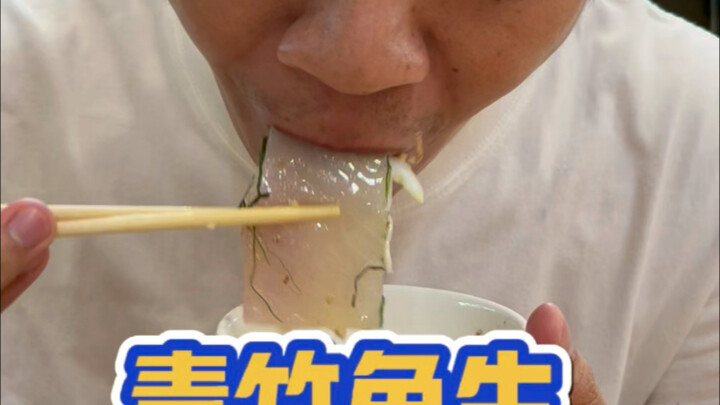 Malam ini aku ditinggalin begitu saja, sambil meneteskan air mata aku makan ikan bambu hijau ini. Di