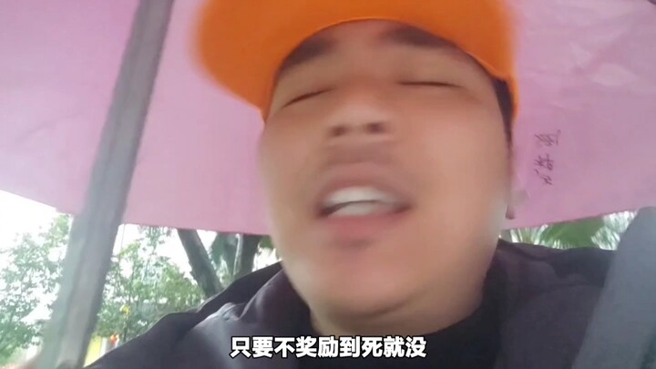 منح مكافآت متواصلة لمدة 3612 يومًا، والآن طوله 158 سم، ومظهره مقرف، وغالبًا ما ينسى الأشياء، وليس لد