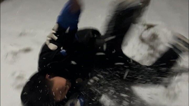 Little brother! It’s snowing!