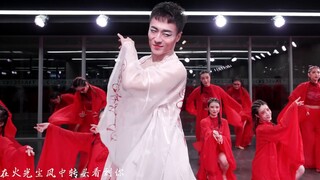 Vẽ trái tim đã khó nhưng vẽ da và xương còn khó hơn. "Only Love" tác phẩm đạo diễn thường niên của B