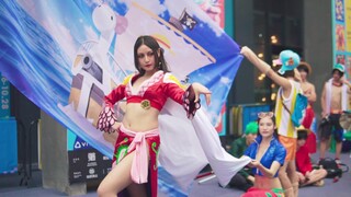 Female emperor cosplay