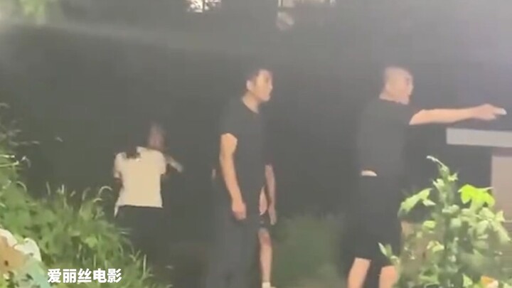 To争抢社区地盘, residents of two neighborhoods tossed garbage at each other late at night in a surreal sce