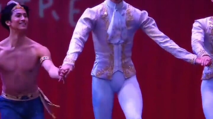 Nữ vũ công ba lê xinh đẹp với chiếc túi lớn