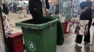 双黑的打闹日常，漫展上被丢进垃圾桶的太宰先生～