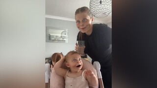 妈妈和女儿们的滤镜憋笑挑战，点开第一个就失败了...小宝宝：这个家陌生得让人害怕！